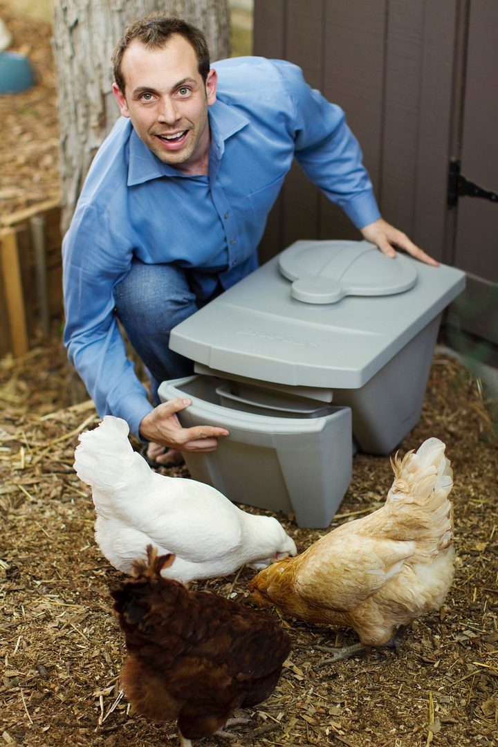 Robert L. Olivier con gallinas y BioPod